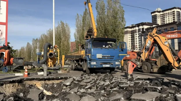 В Воронеже перекрыли кольцевой перекрёсток из-за коммунальной аварии
