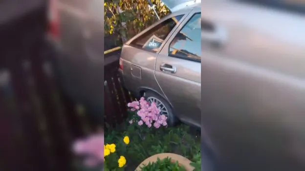 В Лисках автомобиль врезался в забор частного дома