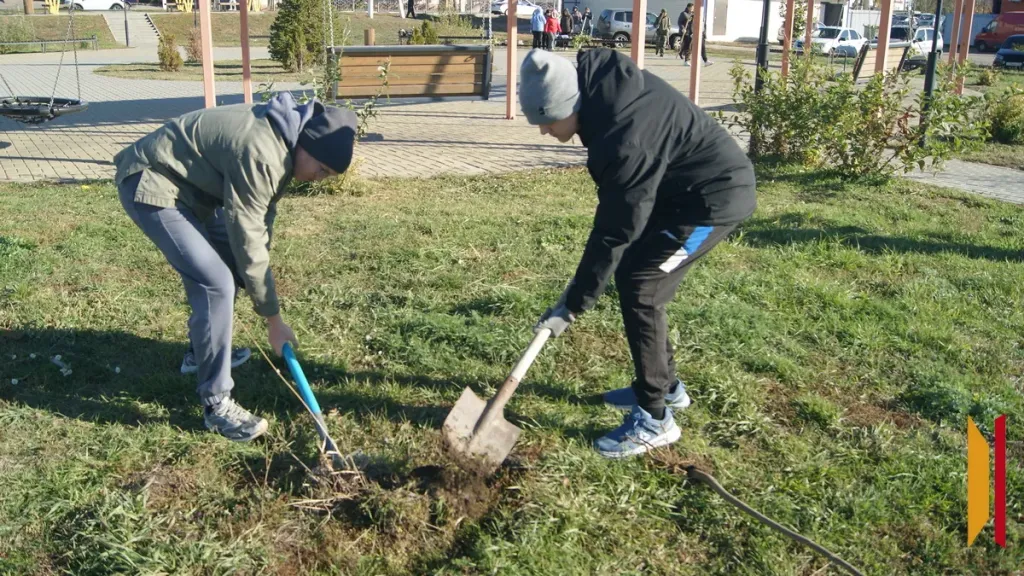 В Воробьевке высадили более 90 деревьев и кустарников
