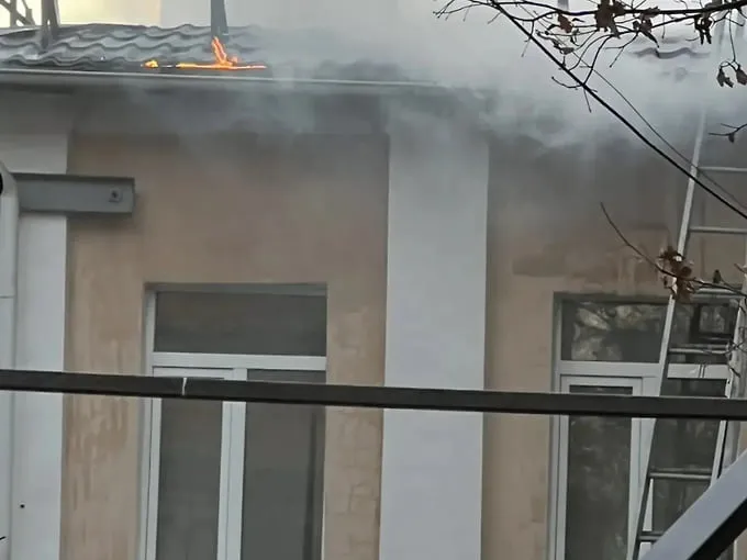 В Воронеже при атаке БПЛА повреждены фасад дома и машина