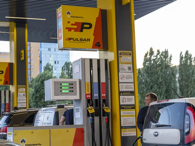 В Воронежской области бензин подешевел до 82,95 рубля за литр