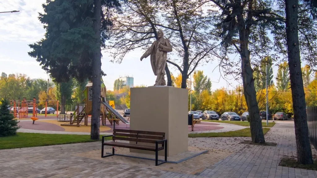 В Воронеже отреставрировали памятник Ленину на проспекте Труда