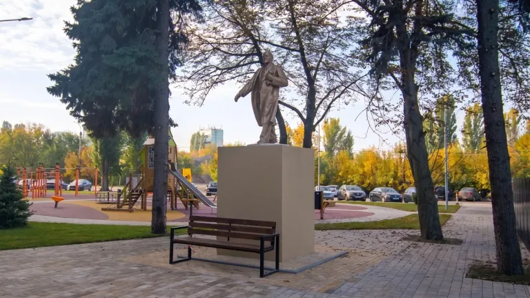 В Воронеже отреставрировали памятник Ленину на проспекте Труда