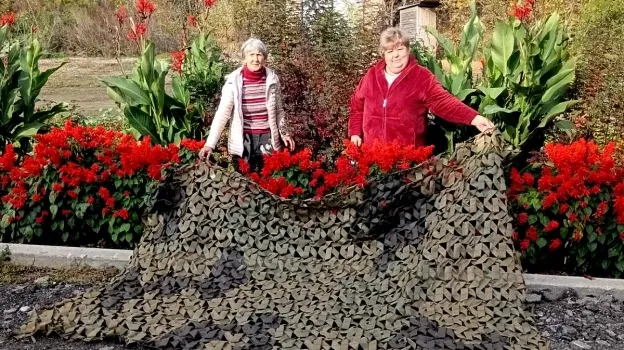 В селе Борщево сплели 1000-ю маскировочную сеть для бойцов