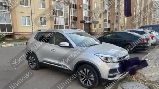 В Воронеже неизвестные разбили стекло Chery Tiggo на улице Курчатова